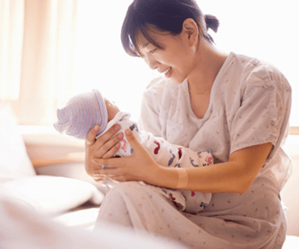 Ngày con ra đời mẹ biết rằng tháng ngày trong cuộc đời mẹ sẽ luôn gắn liền với từng bước trưởng thành, khôn lớn của con. (Ảnh: mecuti.vn)